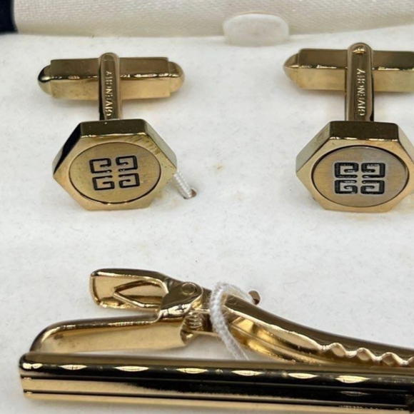 Givenchy Paris Tie Clip & Cufflink Gold Plated Set. - Picture 5 of 10
